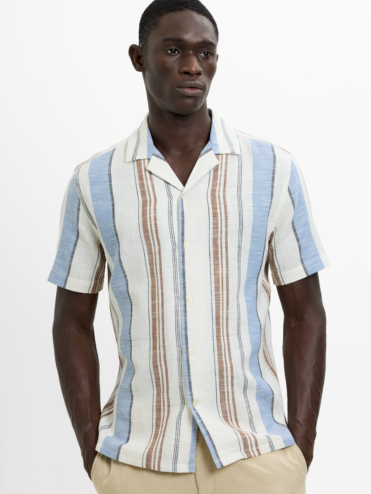 Chemise à col Revere à rayures multiples et manches courtes