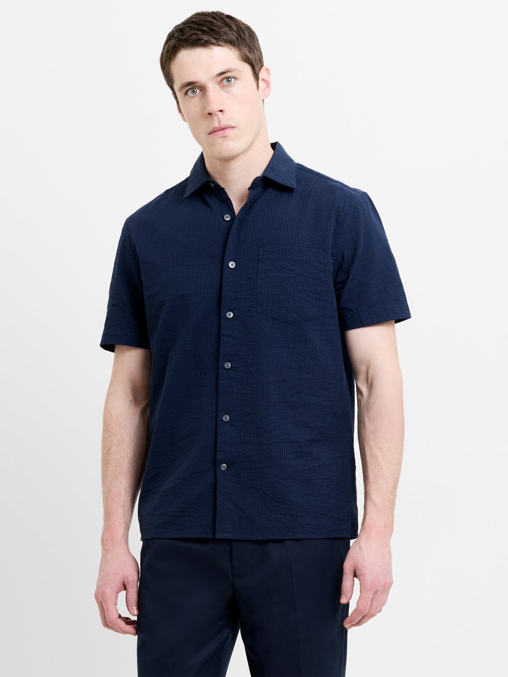 Chemise en seersucker bleu foncé à manches courtes