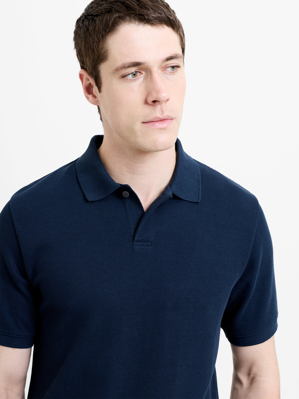 Polo à manches courtes marine avec patte de boutonnage dissimulée