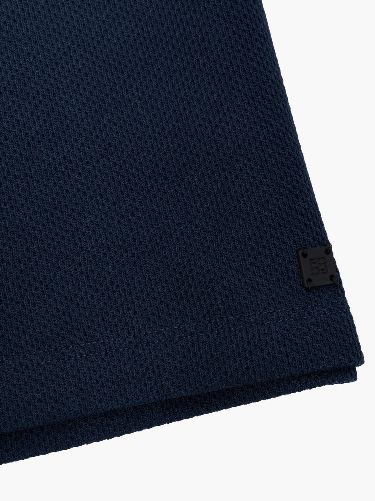 Polo à manches courtes marine avec patte de boutonnage dissimulée
