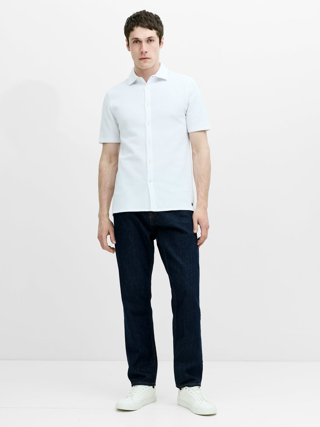 Chemise blanche texturée boutonnée à manches courtes