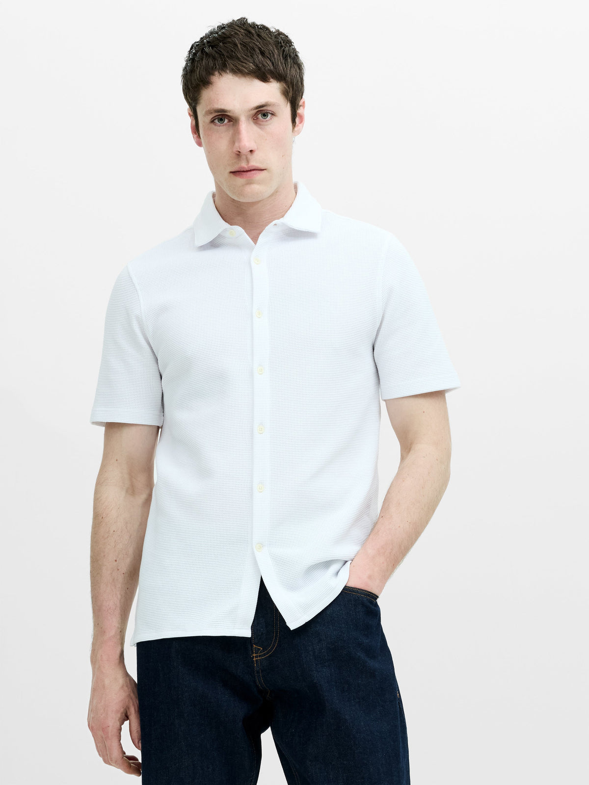 Chemise blanche texturée boutonnée à manches courtes