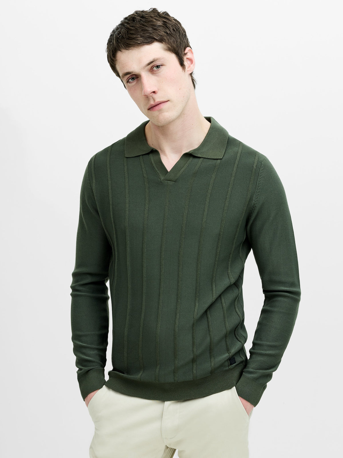 Haut en maille vert à col ouvert et coutures verticales