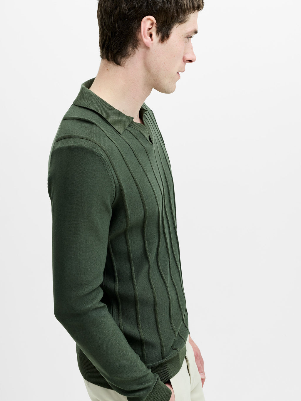Haut en maille vert à col ouvert et coutures verticales