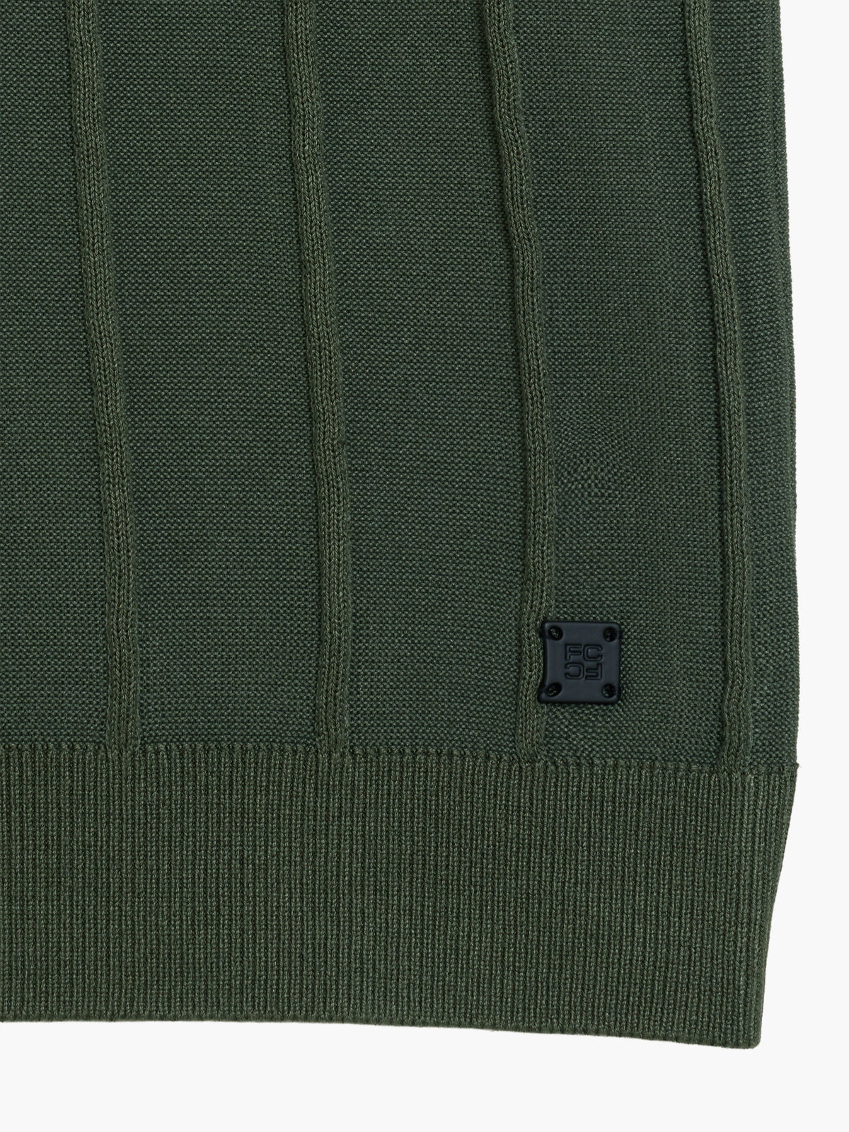 Haut en maille vert à col ouvert et coutures verticales