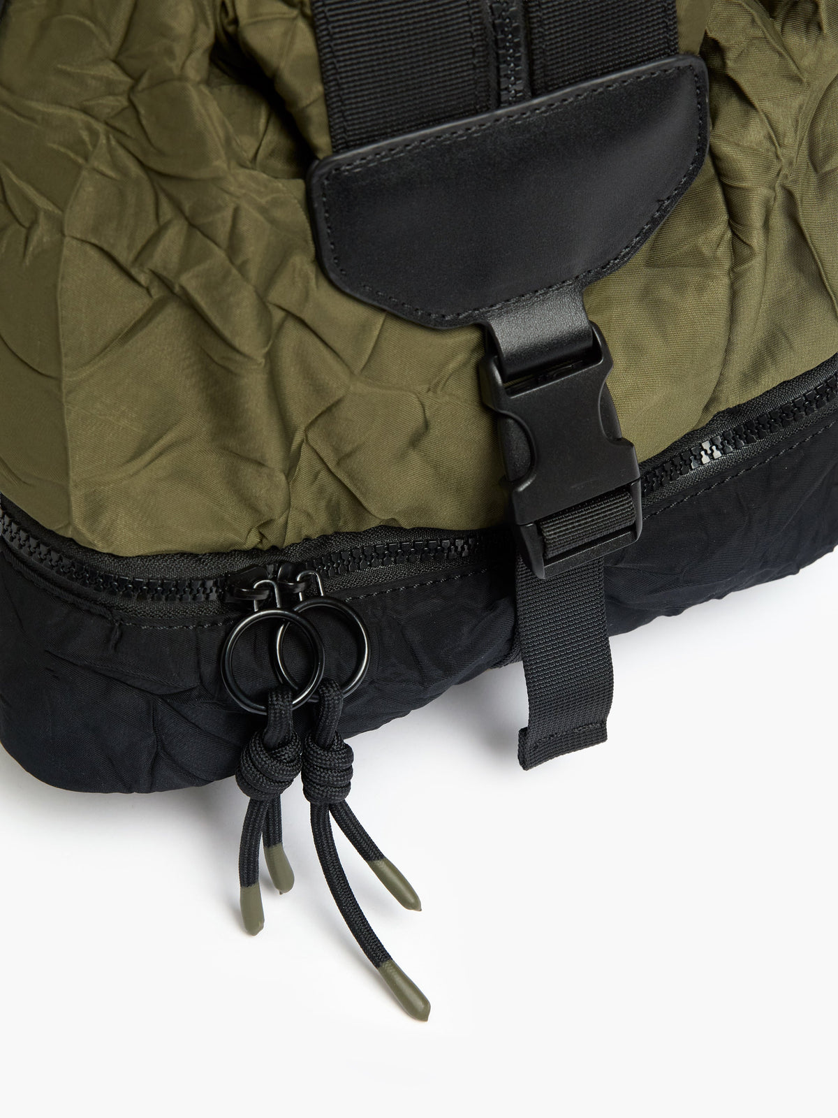 Sac de sport fourre-tout kaki froissé