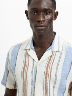 Chemise à col Revere à rayures multiples et manches courtes